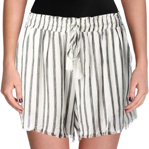 ASTR the label black and white Flowy Bohemian shorts size XS NWT - Picture 1 of 2